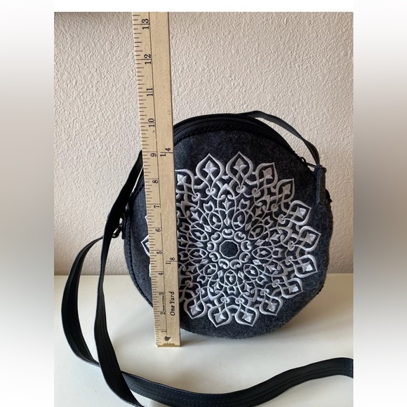 We Love Folk - Grey Round Felt Bag with White Embroidery Purse - Poland - Picture 9 of 12